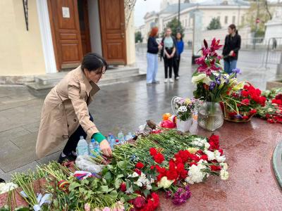 Возложение цветов к памятнику «В память о жертвах трагедии в Беслане»